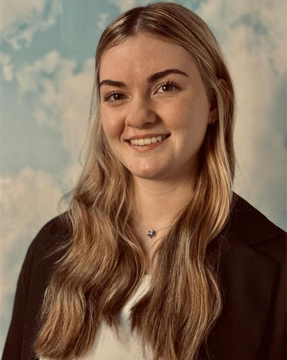 Blonde Frau mit schwarzem Oberteil – Mitarbeiterin Albatros Reisebüro Troisdorf