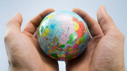 Weltkugel in Händen – Weltkugel in Händen – Reisen mit Verantwortung