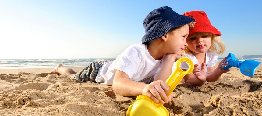 Kinderurlaub – Kinder spielen am Strand – Familienurlaub