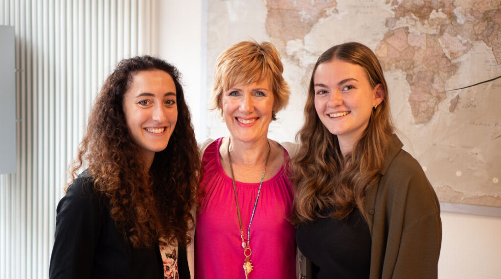 Drei Frauen zusammen – Das Team von Albatros Reisen Troisdorf